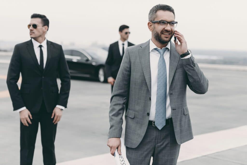 Client VIP accompagné discrètement par des agents de protection rapprochée à Montréal