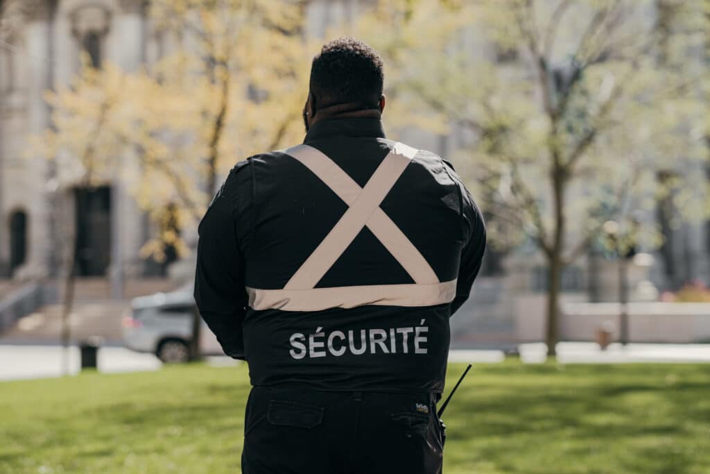 Agents de sécurité coordonnés pour une situation à risque à Montréal