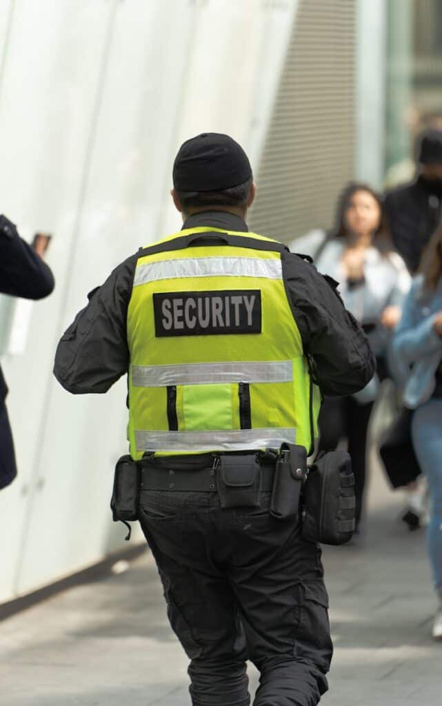 Agent de sécurité en uniforme en patrouille dans une rue